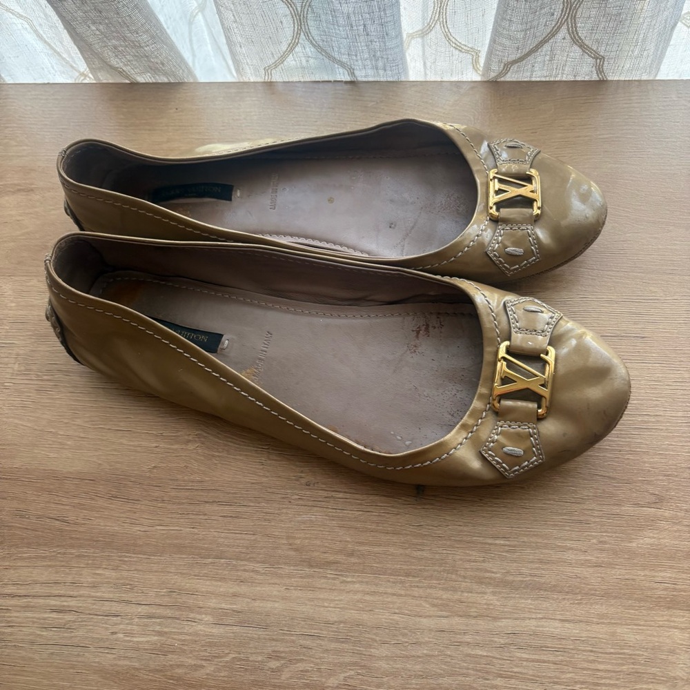 Louis Vuitton Gold Leather Ballet Flats with Signature LV Accent Size 40 - Picture 11 of 11